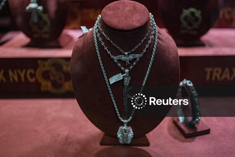 Prata ultrapassa US$75 pela primeira vez