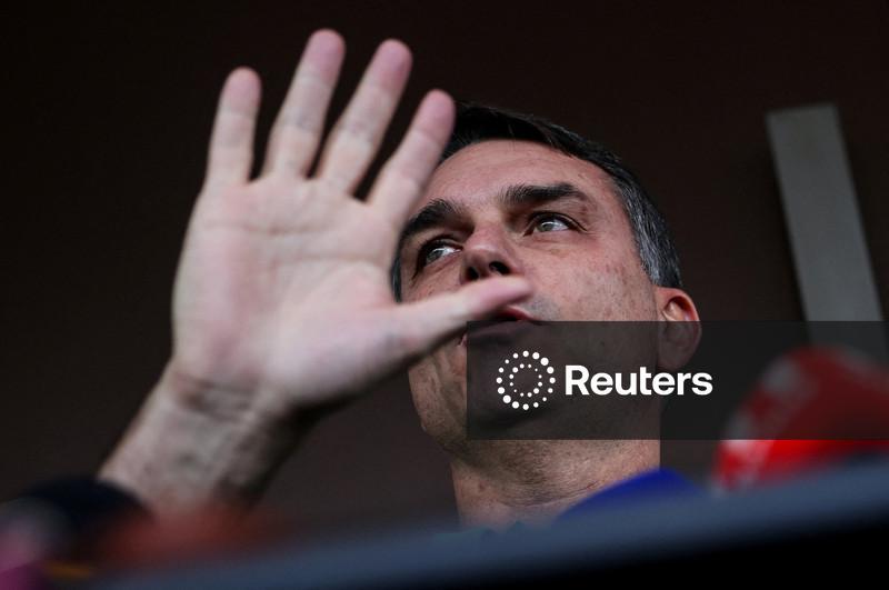 Ninguém vai levar a sério candidatura de Flávio Bolsonaro, diz presidente do PT