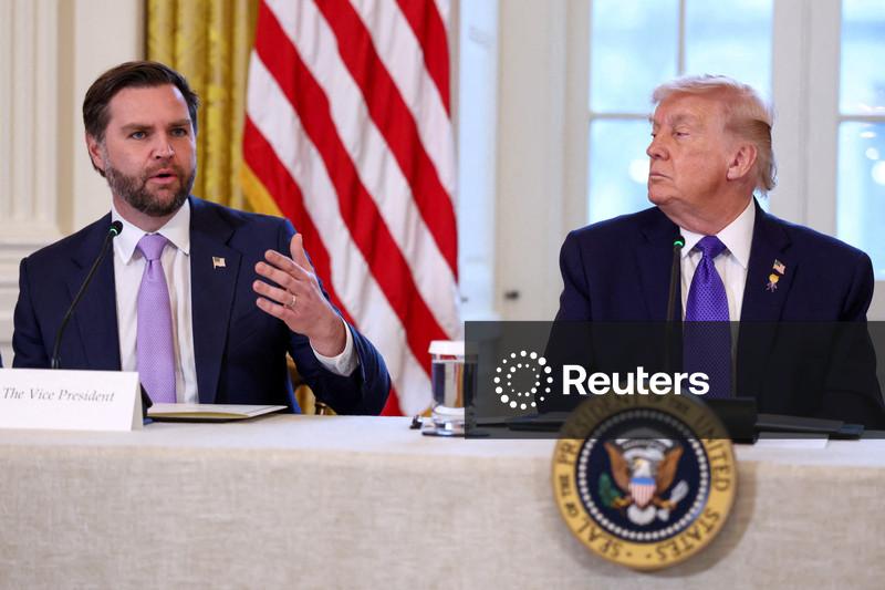 Autoridades dos EUA e Vance pedem que Trump tente diplomacia antes de atacar o Irã, diz WSJ