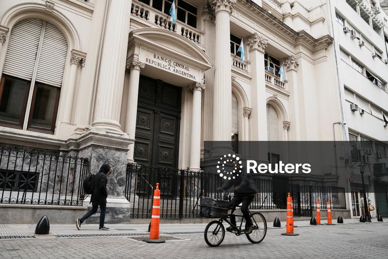 Risco-país da Argentina cai abaixo de 500 pontos-base, para mínima de quase 8 anos