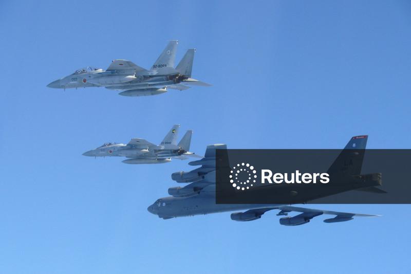 Bombardeiros dos EUA se juntam a jatos japoneses em demonstração de força após exercícios entre China e Rússia, diz Tóquio
