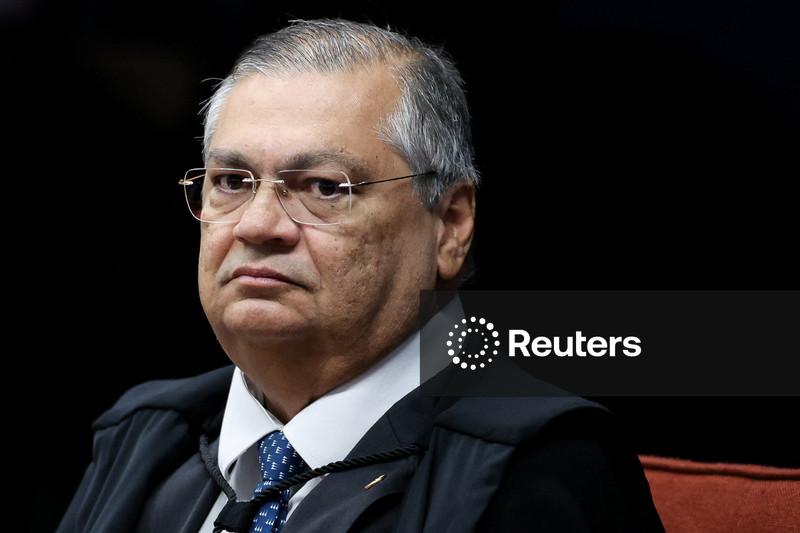 Dino dá liminar e suspende pagamento de penduricalhos que furam teto a funcionários públicos nos Três Poderes