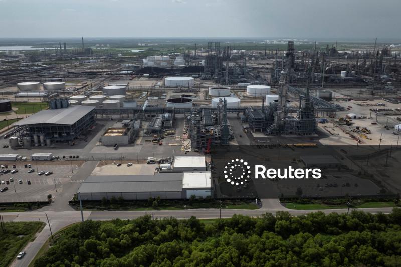 CORREÇÃO-ESPECIAL-Como refinaria dos EUA transforma gado de área desmatada da Amazônia em combustível de aviação "verde"