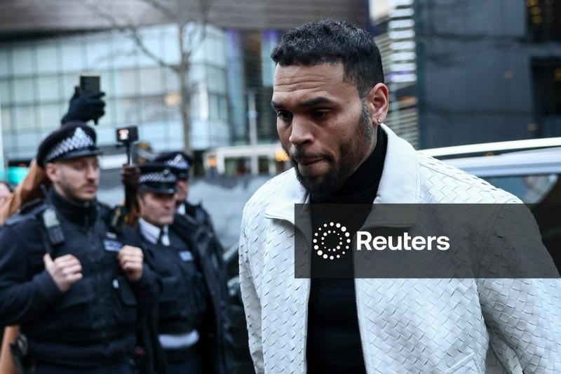 Cantor Chris Brown comparece a tribunal britânico antes de julgamento por agressão