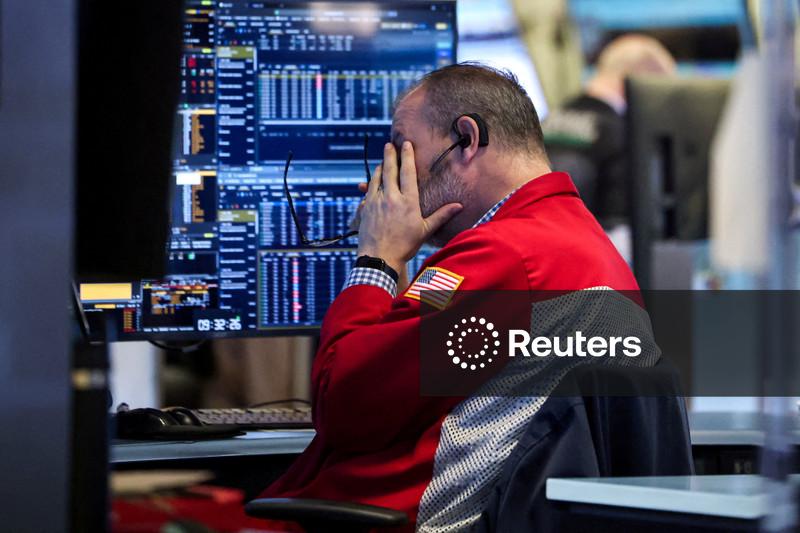 Wall Street recua com preocupações sobre IA e expectativa por dados econômicos