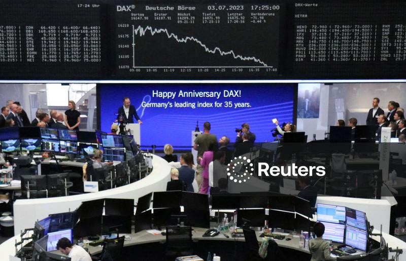 Índices europeus recuam, conforme investidores avaliam dados dos EUA; empresas de defesa caem
