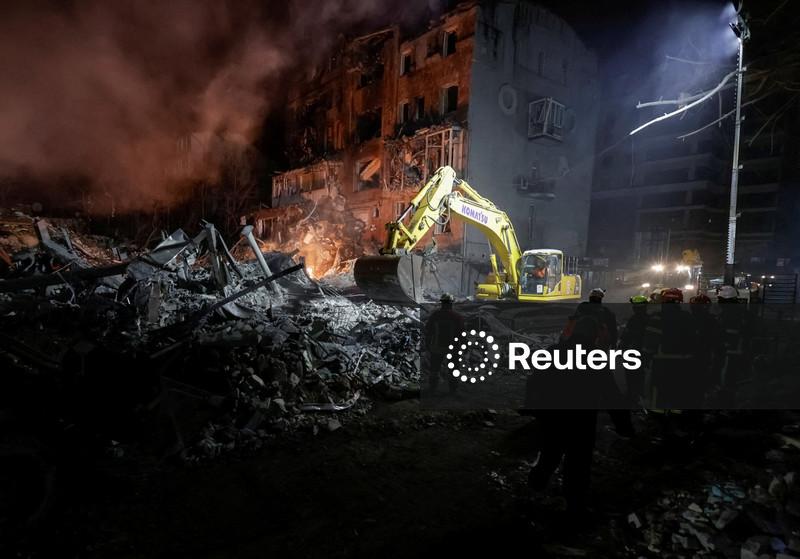 Equipes de resgate trabalham no local de um prédio de apartamentos atingido por um ataque aéreo russo, em Kharkiv