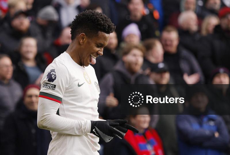 Técnico do Chelsea elogia "talento especial" de Estevão após vitória sobre Crystal Palace