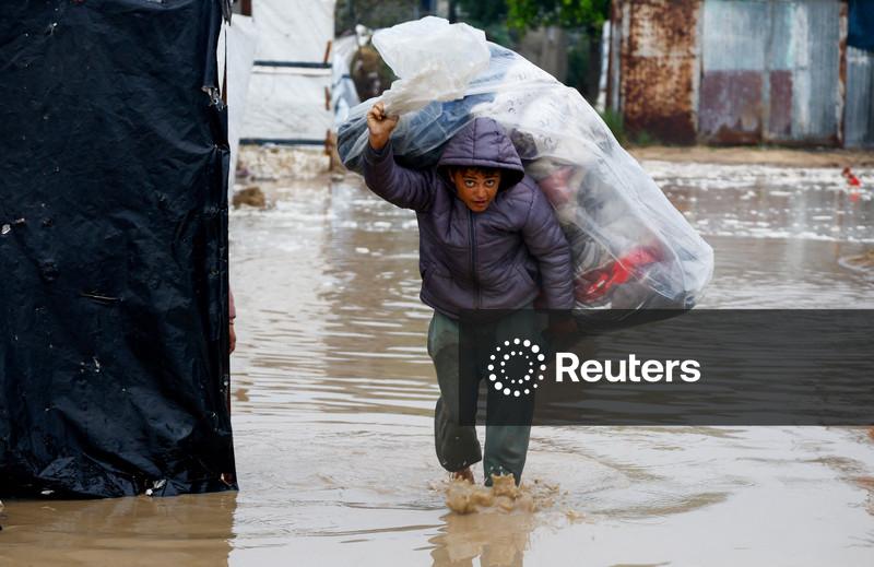 ONU alerta que deslocados sofrem com inundações em Gaza enquanto materiais de emergência são bloqueados