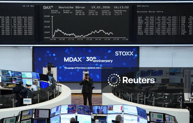 Ações recuam com cautela por volatilidade da IA; com balanços e dados em foco