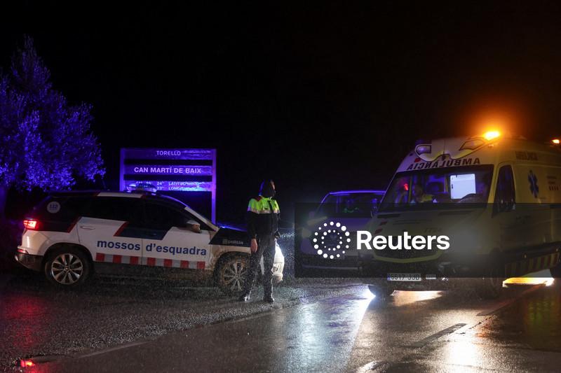 Trem de passageiros descarrila perto de Barcelona; maquinista morre e quatro ficam gravemente feridos