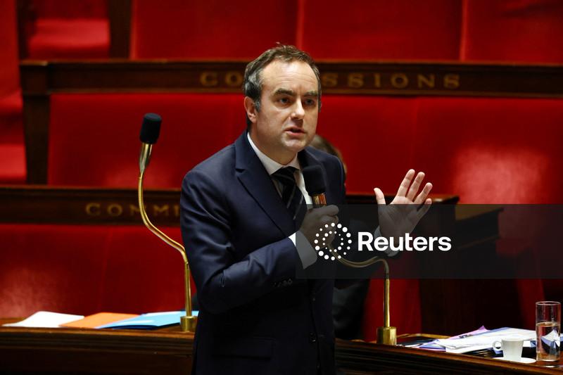 Governo francês sobrevive a votos de desconfiança e agora enfrenta batalha sobre orçamento