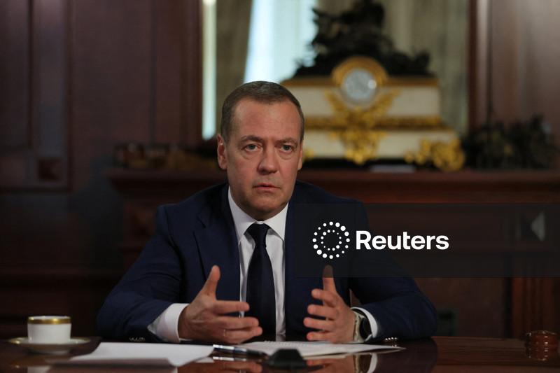 Medvedev diz que mundo deve ficar alarmado se tratado de controle de armas nucleares expirar