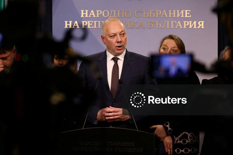 Bulgária enfrenta turbulência após protestos derrubarem governo às vésperas da entrada na zona do euro
