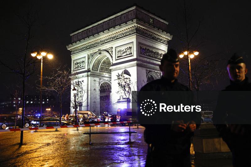 Homem é morto a tiros após atacar policial perto do Arco do Triunfo em Paris