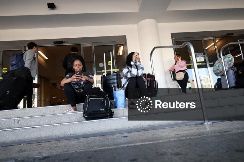 Passageiros aguardam em aeroporto de Porto Rico
