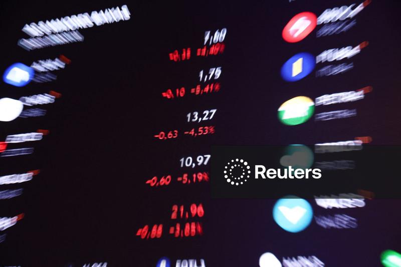 Ibovespa recua com decisões de juros no radar