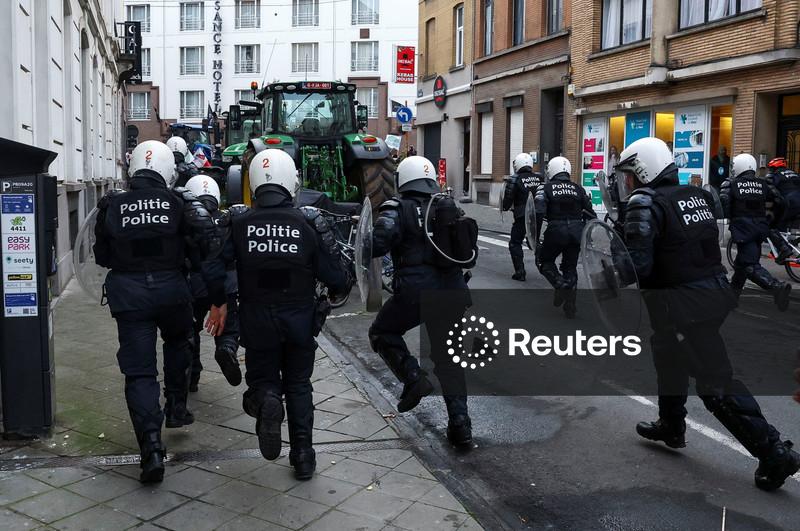 Agricultores belgas entram em confronto com polícia durante protesto contra acordo com Mercosul