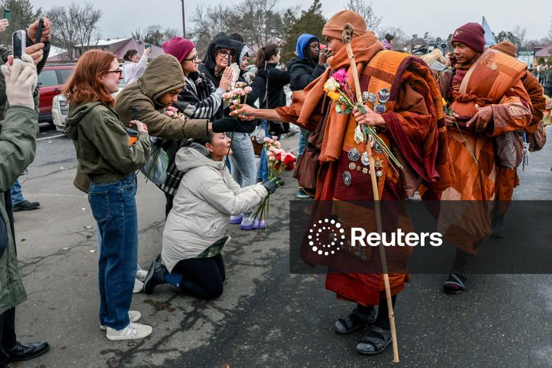 Caminhada pela paz: monges budistas chegam a Washington após uma jornada de 3.700 km