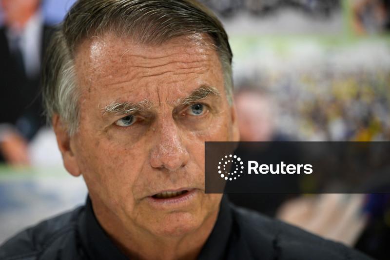 Bolsonaro é levado a hospital para exames após sofrer queda e bater a cabeça, diz Michelle