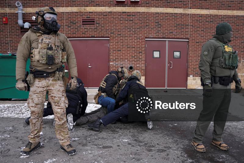 Manifestantes contrários ao ICE forçam retirada de grupo de extrema-direita de ato em Minneapolis