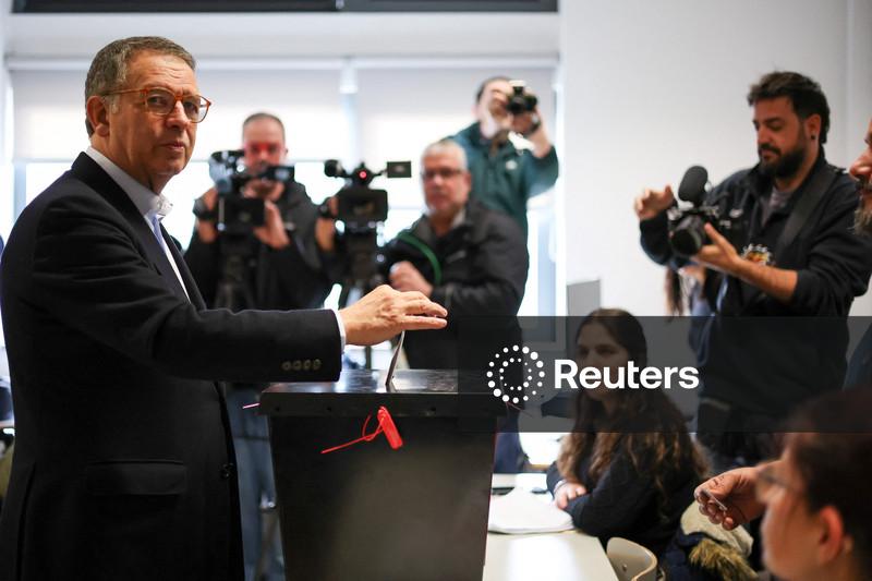 Socialista derrota candidato de extrema-direita no 2º turno da eleição presidencial em Portugal, mostra boca de urna