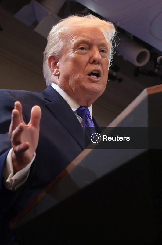 Trump diz ter imposto uma tarifa de 10% sobre importações de todos os países