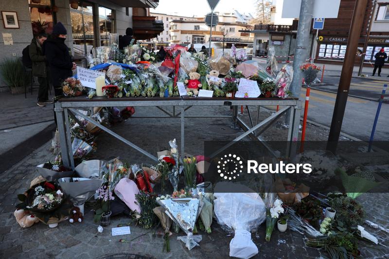 Homenagens florais e ursinhos de pelúcia foram colocados em frente ao bar "Le Constellation", em Crans-Montana, Suíça