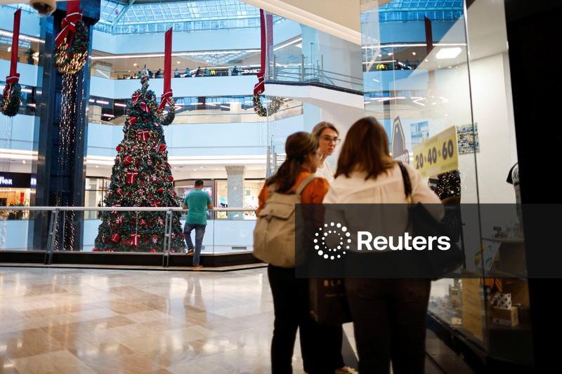 Confiança do consumidor do Brasil atinge em dezembro nível mais alto em um ano, mostra FGV