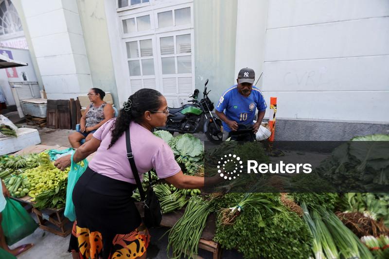 Desemprego cai mais do que o esperado no Brasil em novembro e bate novo recorde, a 5,2%