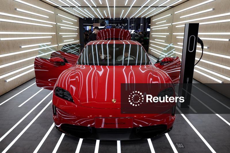 Entregas da Porsche 2025 caem 10% devido à fraca demanda da China e regras de segurança cibernética