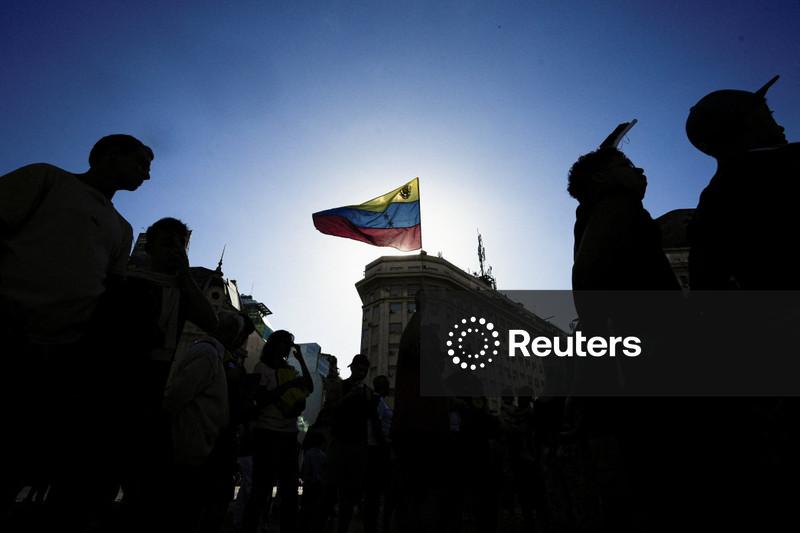 Pessoas protestam em favor de uma transição democrática na Venezuela após ataque dos EUA, em Buenos Aires