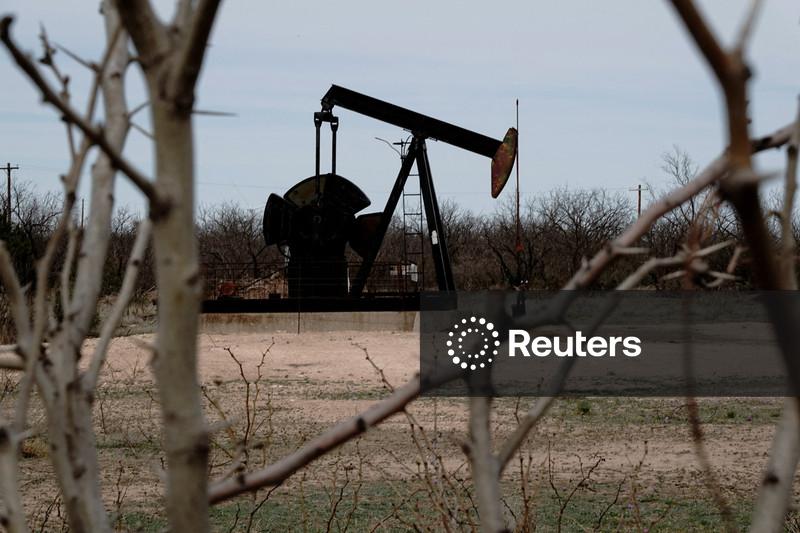Uma bomba extrai petróleo do campo petrolífero Yates, na Bacia do Permiano, oeste do Texas, próximo a Iraan, Texas, EUA