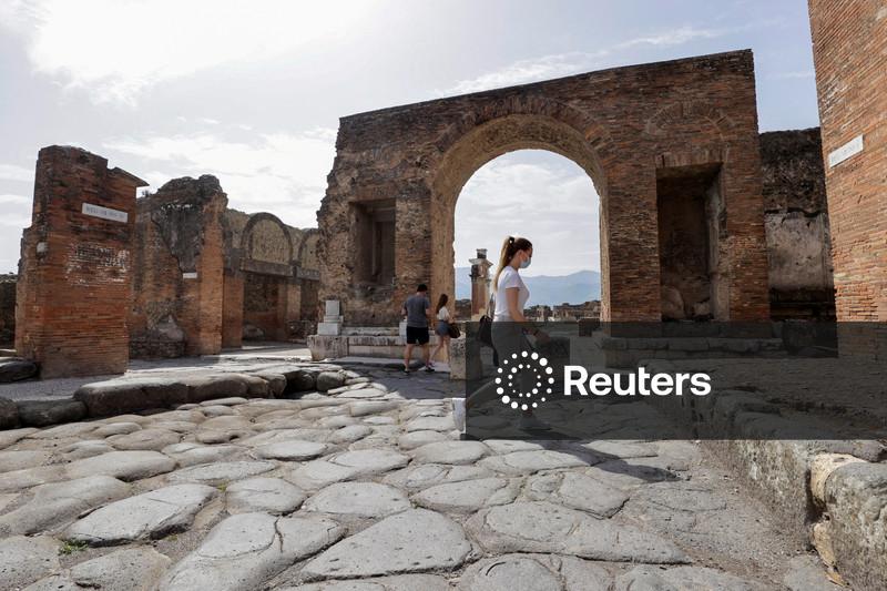 Escaneamento digital revela novos recados de amor e esboços em antiga parede de Pompeia
