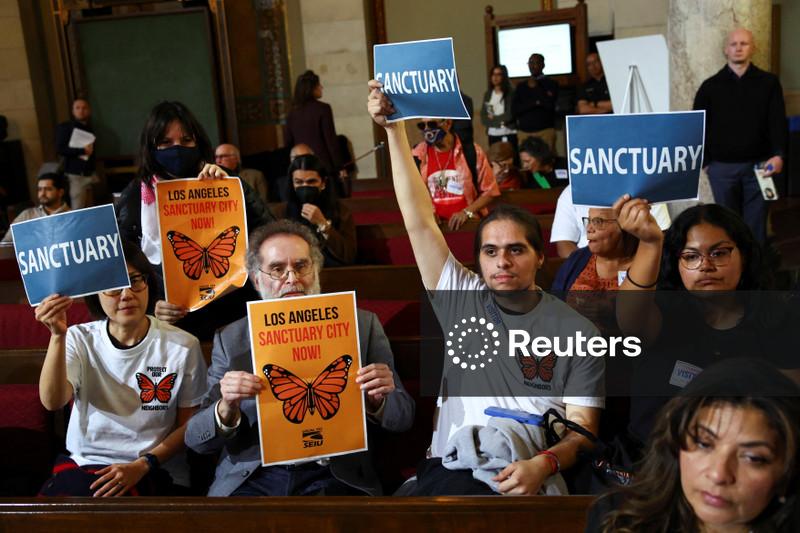 Trump ameaça cortar financiamento a Estados com cidades-santuário; confrontos aumentam em Minneapolis