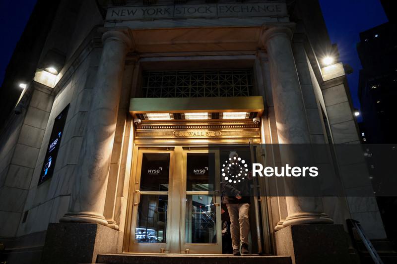 S&P e Nasdaq caem enquanto mercados assimilam gastos de Big Techs com IA