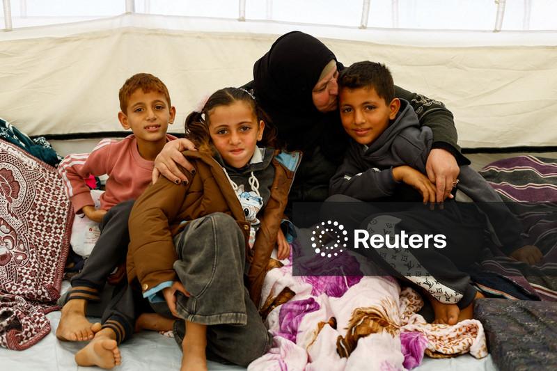 Mulheres palestinas descrevem “jornada de horror” ao cruzar de volta para Gaza