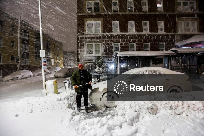 Forte tempestade de inverno fecha escolas e interrompe viagens no nordeste dos EUA