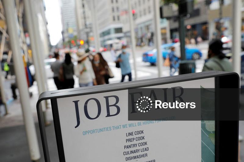 Vagas de emprego em aberto nos EUA caem mais do que o esperado em novembro
