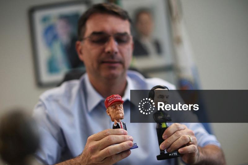 Bolsonaro confirma em carta Flávio como seu candidato