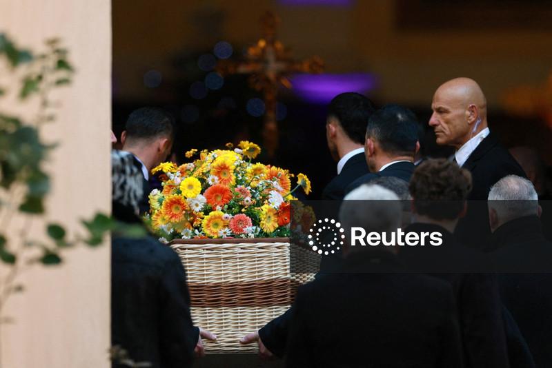 Multidões prestam homenagem enquanto caixão de Brigitte Bardot passa por Saint-Tropez