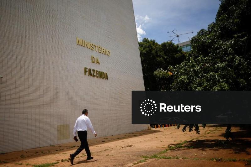 CORREÇÃO-Fazenda vê pressão fiscal em benefícios sociais e aponta compromisso de formular e aprovar medidas