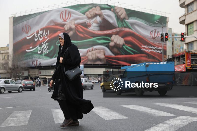 Irã considera suspender proibição da internet; TV estatal é hackeada