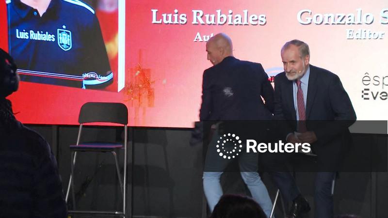 Ex-presidente da Federação Espanhola de Futebol é atacado com ovos em lançamento de livro