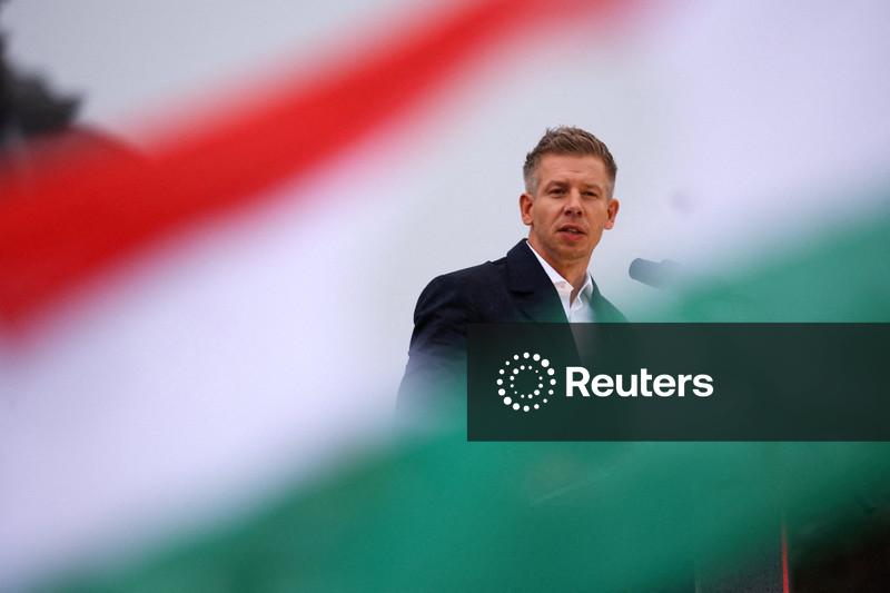 Oposição húngara mantém liderança nas pesquisas, apoiada pela geração mais jovem