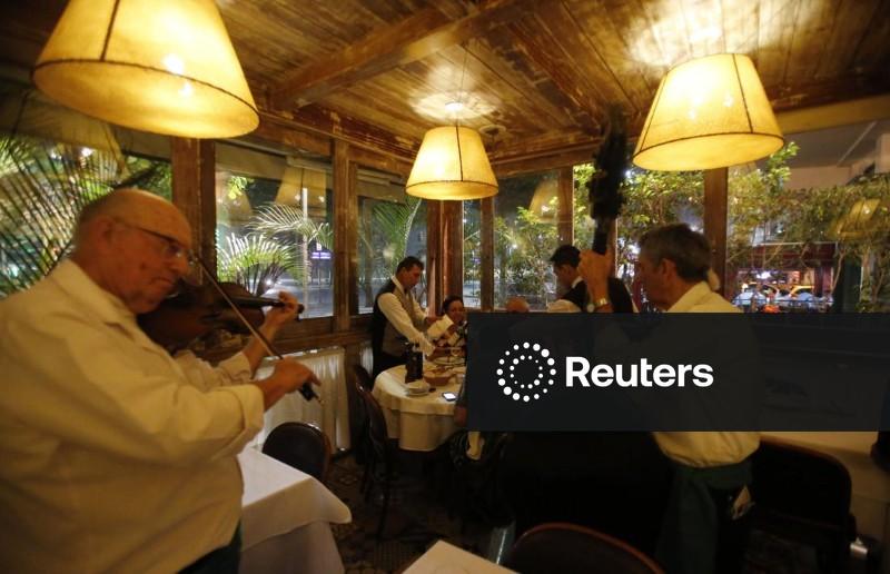 Setor de serviços do Brasil volta a crescer em novembro com aumento de novos negócios, mostra  PMI