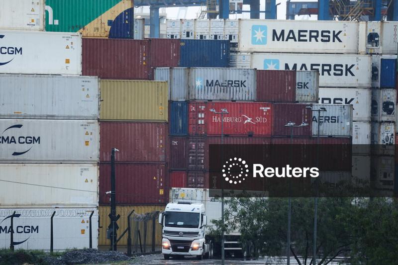 Superávit comercial do Brasil cai 13% em novembro, quase em linha com estimativas