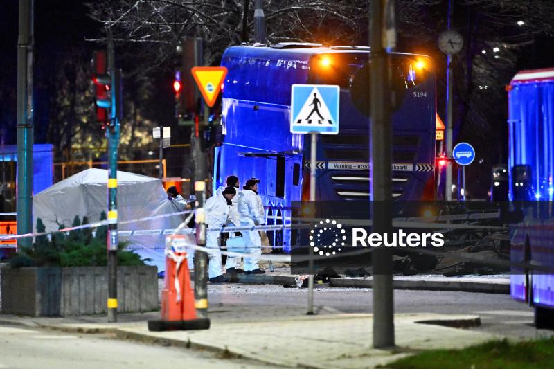 Ônibus bate em ponto em Estocolmo e deixa vítimas, segundo a polícia