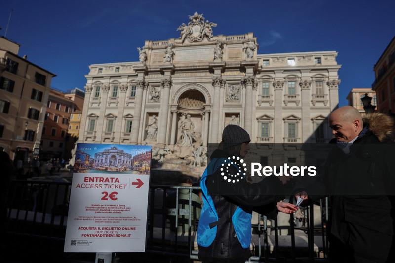 Roma introduz taxa de acesso à Fontana di Trevi para reduzir multidões que jogam moedas