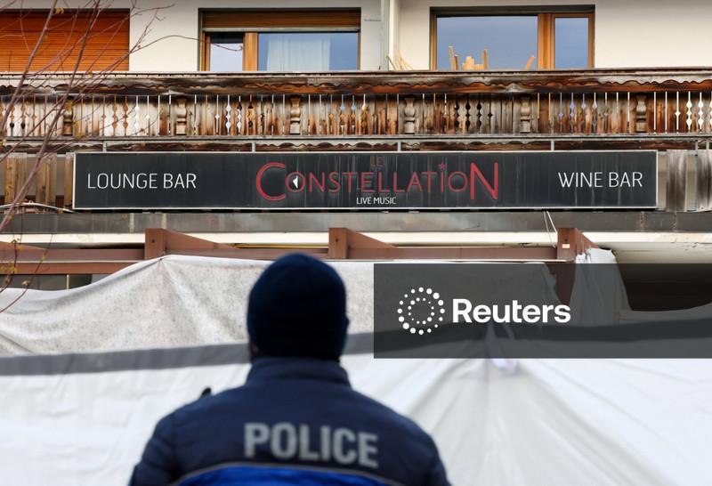 Policial em frente ao bar "Le Constellation" que pegou fogo durante festa do Ano Novo, deixando dezenas de mortos e feridos, na estação de ski de Crans-Montana, na Suíça